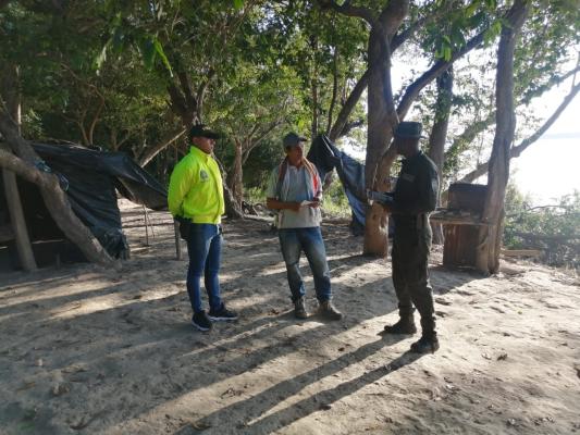 policía dando recomendaciones 