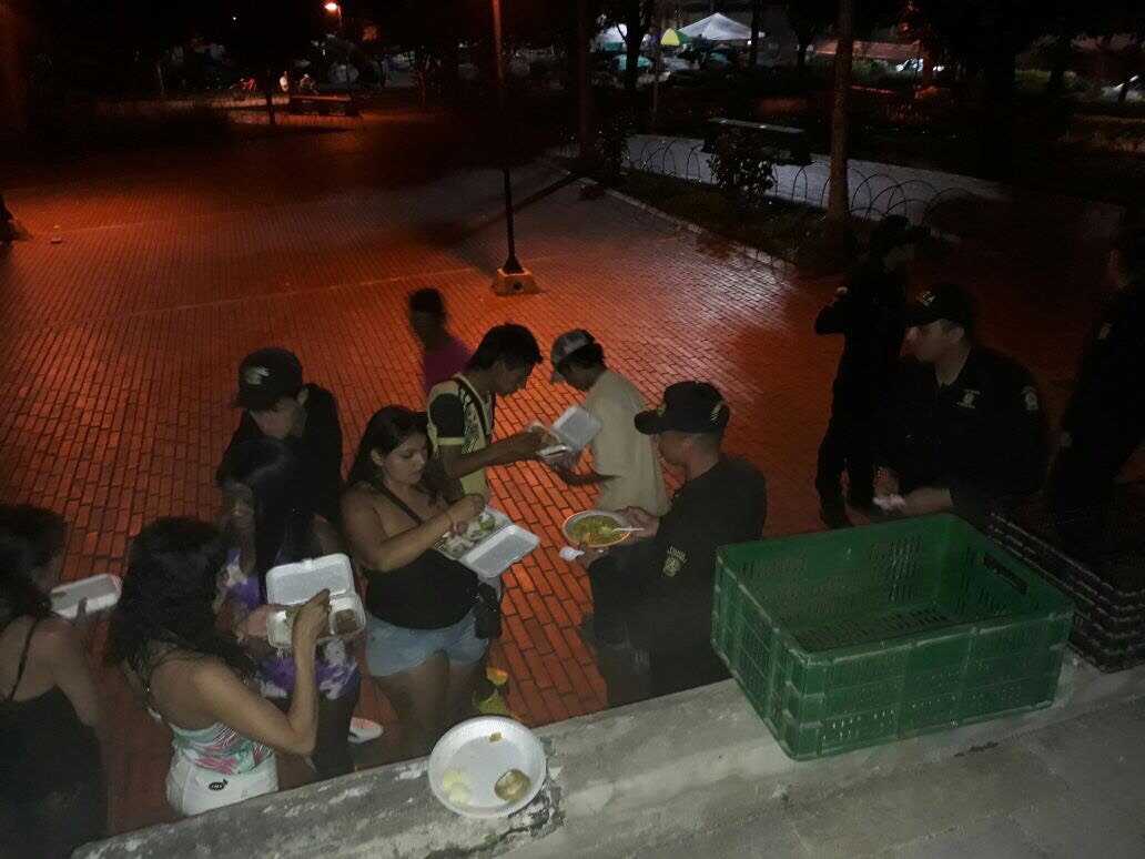 policia-colombia-ayuda-habitantes-calle-armenia