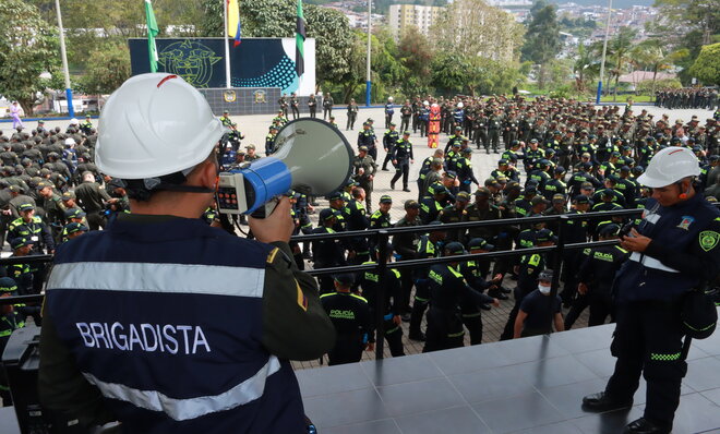 Mando ejecutivo, brigadista l&iacute;der verifica el punto de encuentro