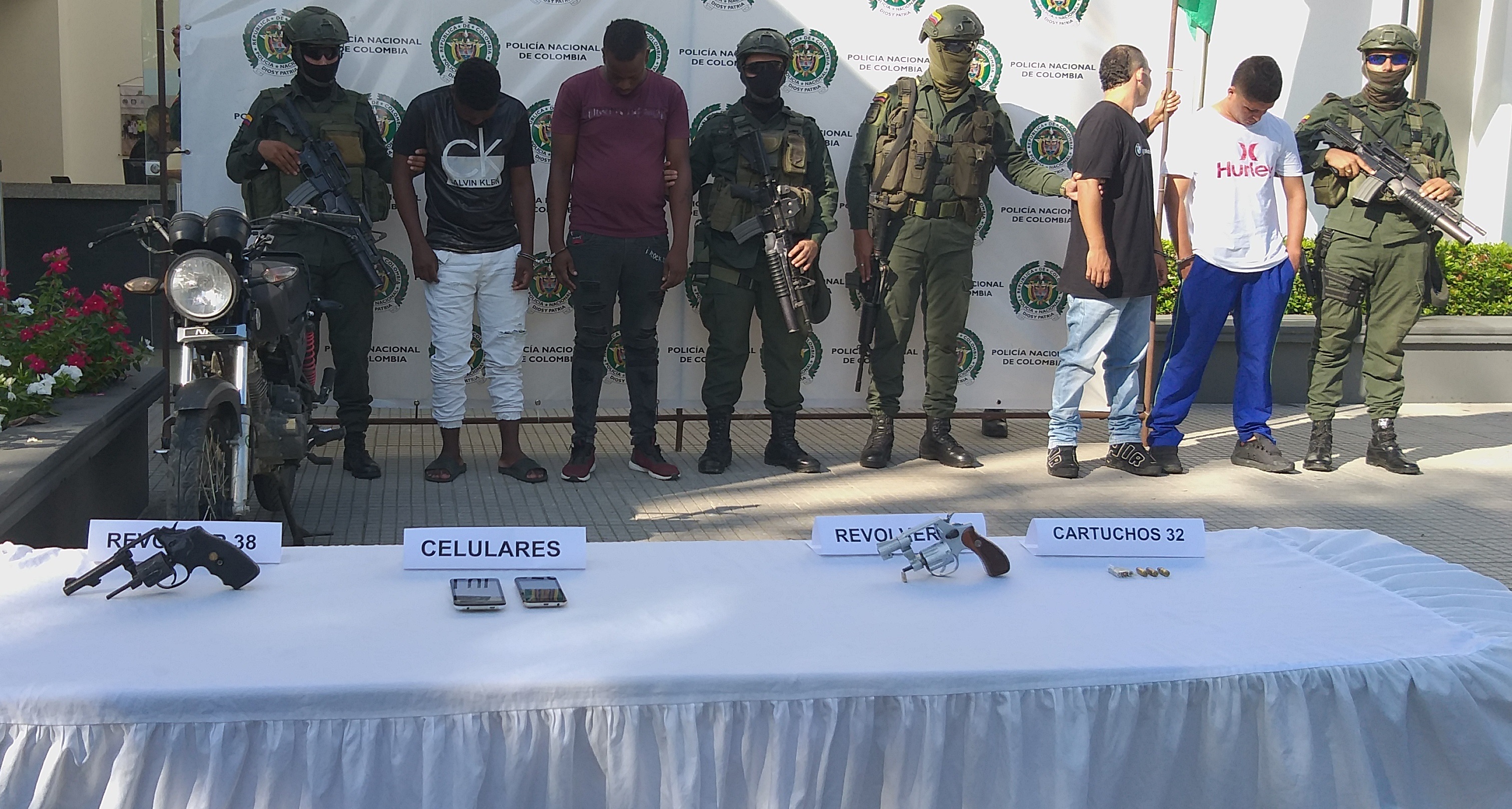 Durante el procedimiento también fueron incautados dos celulares, munición y dos motocicletas