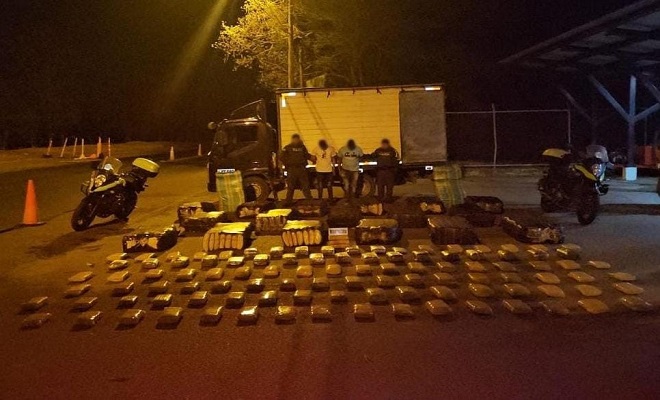 La sustancia alucinógena estaba distribuida en sacos que estaban escondidos en llantas, que eran movilizadas en un vehículo tipo furgón.