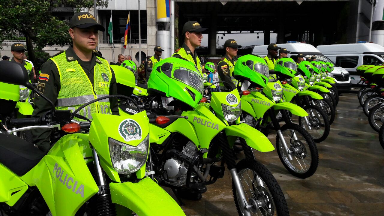 Director de la Policía entrega 100 nuevos policías y helicóptero para seguridad de Medellín 