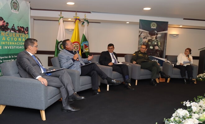 Participación de altos mandos institucionales (RA), comandante del DERIS, como moderadora la señor Historiadora Mariela Márquez en el panel de cierre del encuentro 