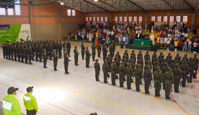 se hizo entrega de 48 mujeres y 47 hombres auxiliares de Policía