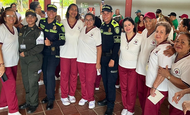 Actividad con los abuelitos y uniformados