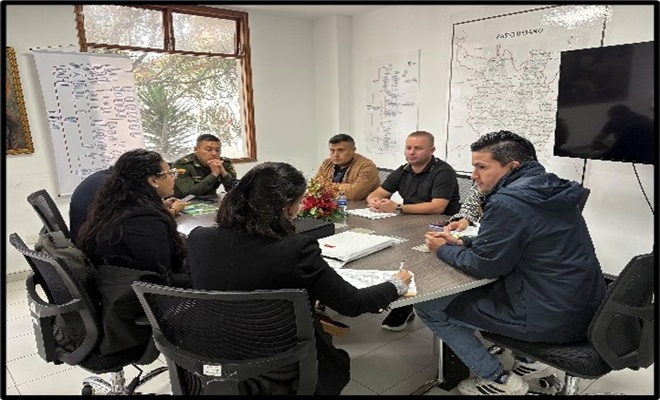 Reunión de 5 personas y un oficial de la policía nacional