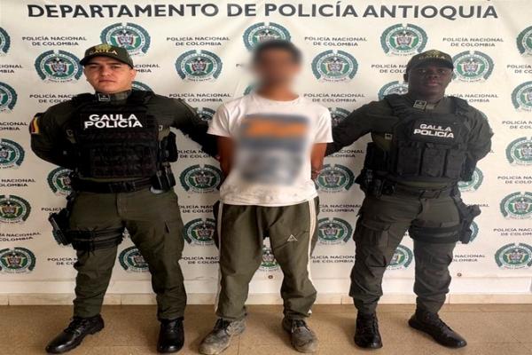 Tres capturados por extorsión en operativos simultáneos en Antioquia.