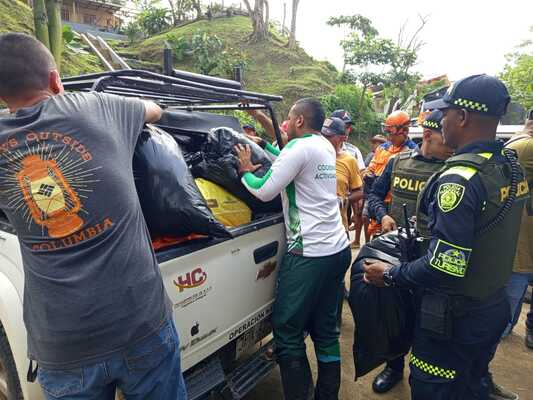 Apoyo_entrega_de_ayudas_Policía_Urabá