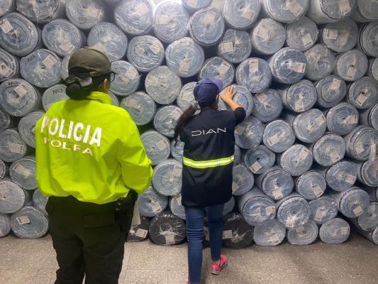 Aprehensión de 4.186 rollos de tela 