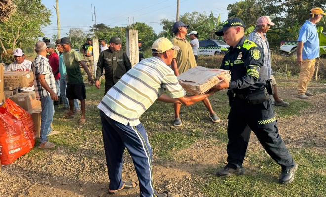 Polic&iacute;a realizando entregas y ayudas en C&oacute;rdoba