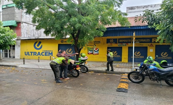 Uniformados realizando registros a personas y vehículos