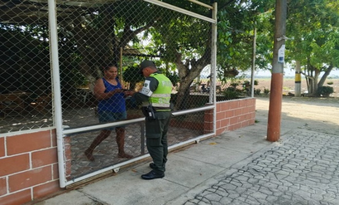 Uniformados realizando campañas contra el hurto