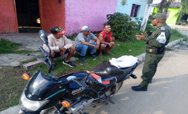 Uniformados realizando campañas frente a la violencia intrafamiliar