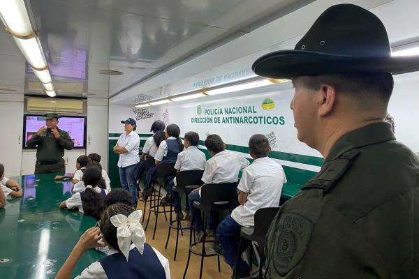 Bus Aula Interactiva sensibiliza a niños, niñas, adolescentes y la comunidad en general sobre los riesgos asociados al uso y abuso de sustancias psicoactivas