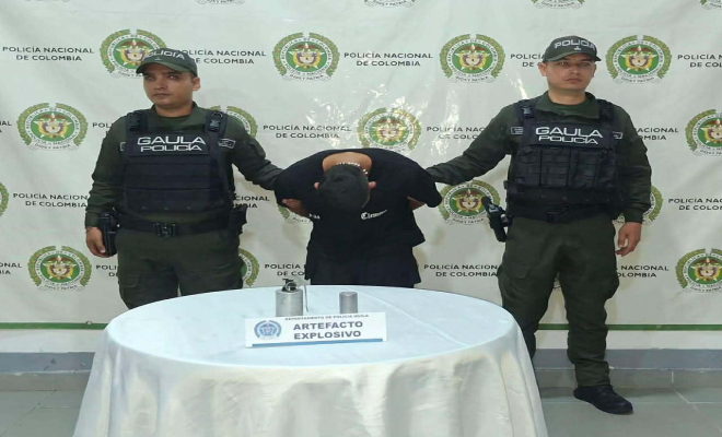 Hombre capturado, al lado dos funcionario de la Polic&iacute;a