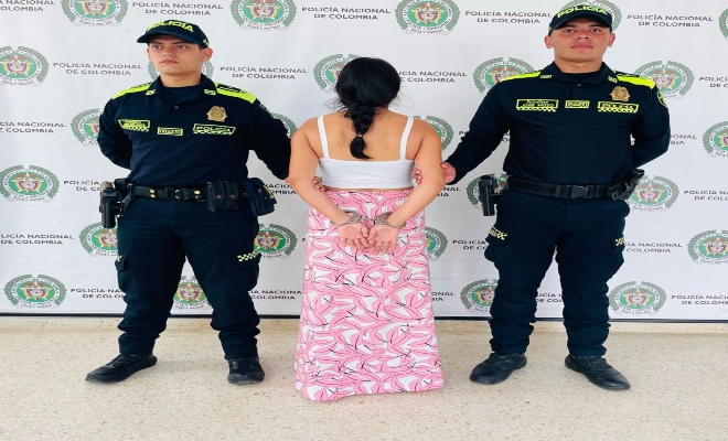 Mujer de 26 años capturada, en medio de dos policías que la custodian