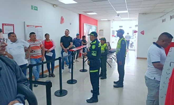 En un recorrido lleno de diálogo y cercanía, la Policía Comunitaria llevó un mensaje de prevención y autocuidado a los usuarios de la zona bancaria, reforzando la importancia de protegerse y actuar con responsabilidad frente al hurto en todas sus modalidades