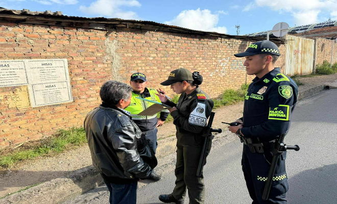 Polic&iacute;as brindando campa&ntilde;a de prevenci&oacute;n a ciudadano