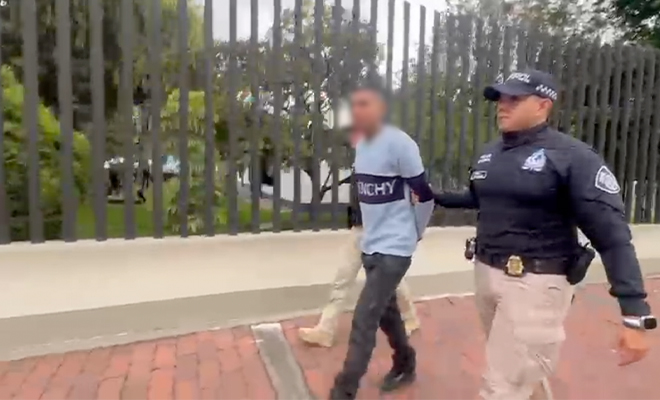 Se le acusa por su participación activa en el presunto homicidio con arma cortopunzante contra una persona en Chile