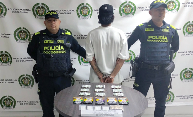 Mediante planes de registro a personas, las autoridades sorprendieron a este sujeto con 153 envolturas cilíndricas de marihuana.