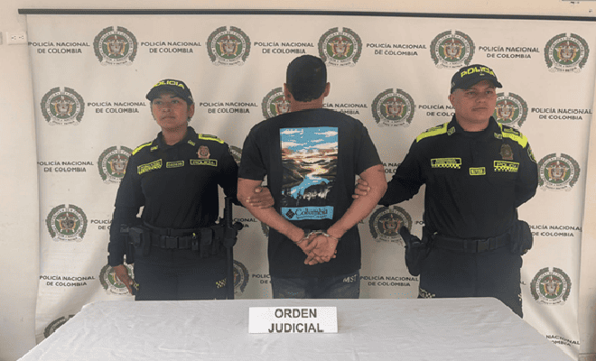 Dos polic&iacute;as con un capturado por estupefacientes