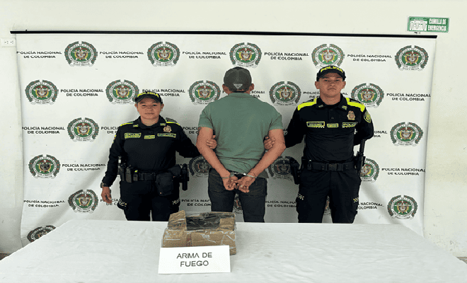 Dos polic&iacute;as y un capturado