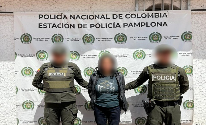 Fotografía de la capturada con dos funcionarios de la Policía Nacional