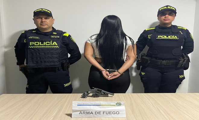 Mujer de 19 años capturada con un arma de fuego tipo revolver. 