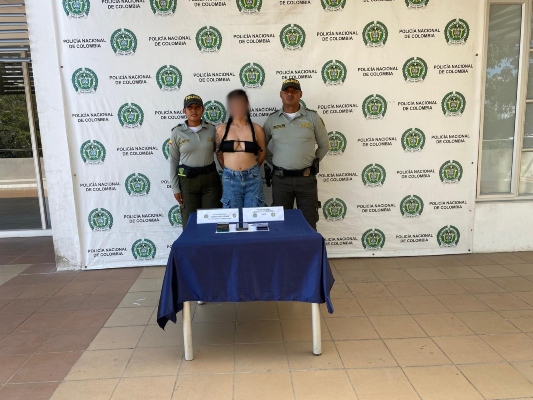 En rápida reacción policial fue capturada por la Policía Nacional en Cartagena, presunta delincuente tras hurtar celulares, dinero en efectivo y tarjetas de crédito a un turista