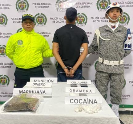 capturado junto con un policía y un funcionario de la fuerza aerea y el material incautado