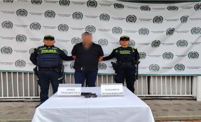 Capturado ciudadano extranjero que amenazaba a su pareja con arma de fuego en vía pública