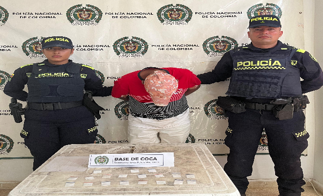 Se le encontró una bolsa plástica que contenía 17 bolsitas herméticas con bazuco.