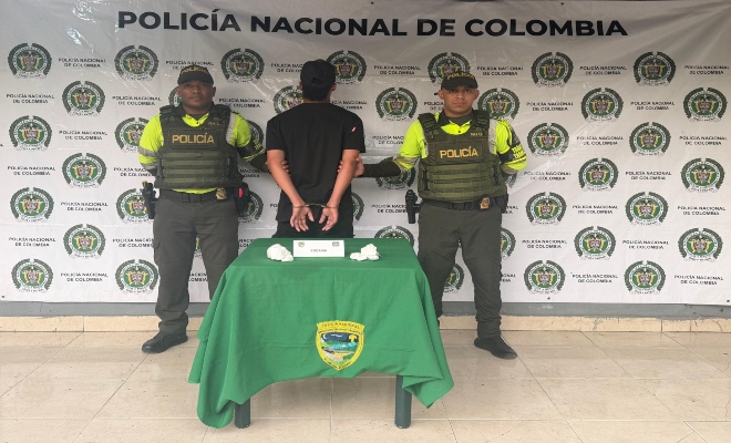 Dos policías con un capturado