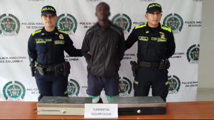 . Durante la intervención, los uniformados encontraron que el individuo portaba una sábana en cuyo interior se hallaron las dos cajas registradoras hurtadas