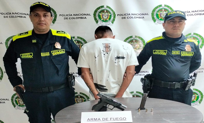 Fue sorprendido por la Policía Nacional cuando huía del sector y, al notar la presencia de las autoridades, arrojó el arma a una zona verde para evadir a la justicia.