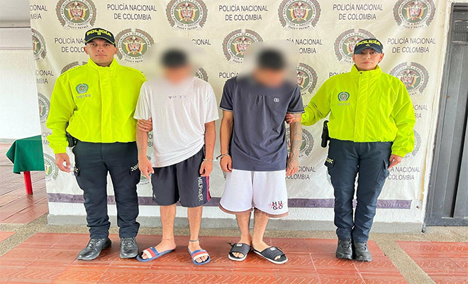 Dos policías dos personas capturadas