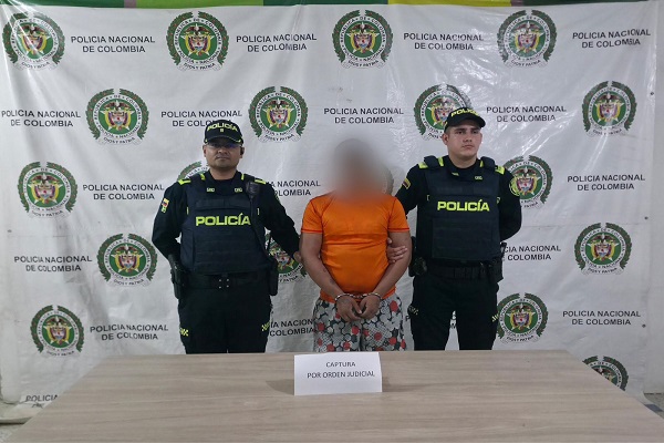 Dos polic&iacute;as con un capturado 