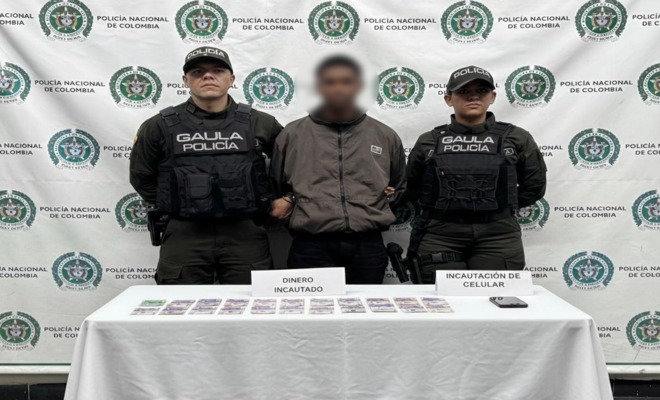Dos policías del Gaula custodian aun presunto capturado por extorsión 