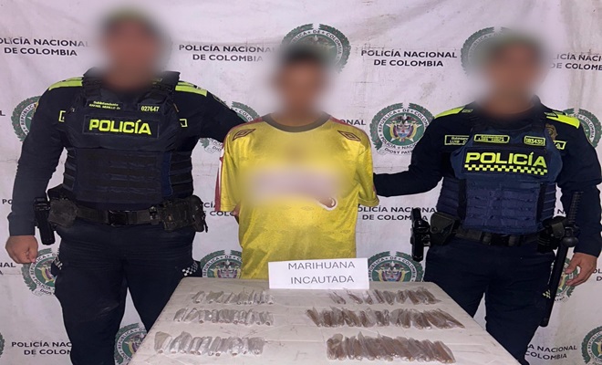 Dos policías y una persona capturada