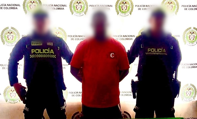 Policías y una persona capturada