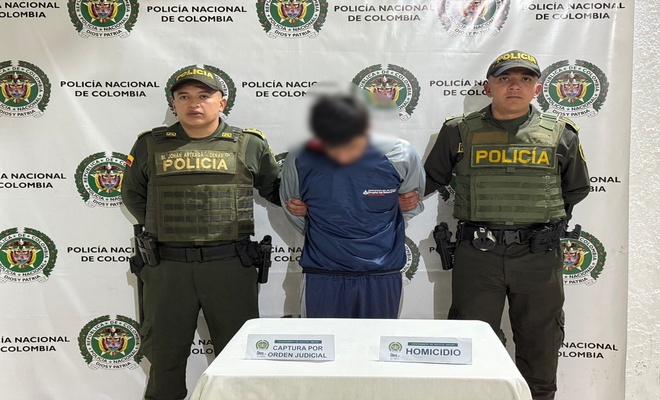 Hombre_capturado_en_medio_de_dos_policias