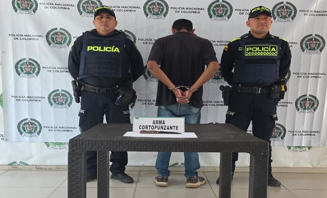 Dos polic&iacute;as con un capturado y un elemento incautado