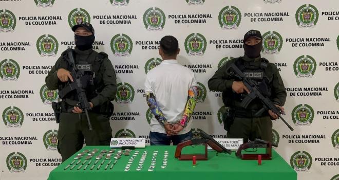 Capturado un hombre con dos armas de fuego y estupefacientes 