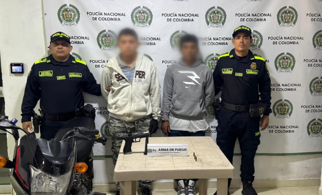Dos jóvenes que se desplazaban en motocicleta portando un arma de fuego. 