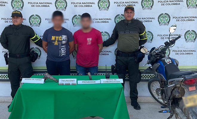 Capturados cuando trasportaban un arma de fuego y un radio de comunicación