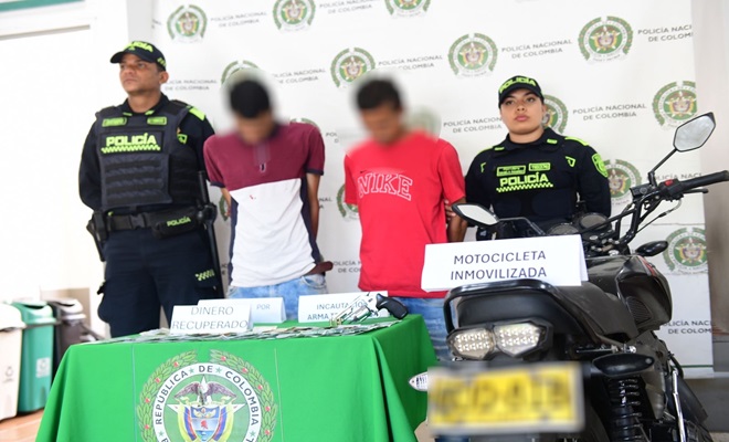 Capturados por hurto, dinero recuperado, arma y moto incautada