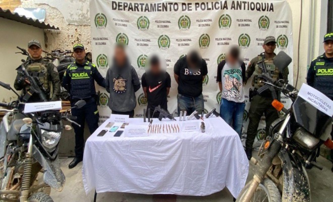 Policías custodian a cuatro capturados y material de guerra incautado