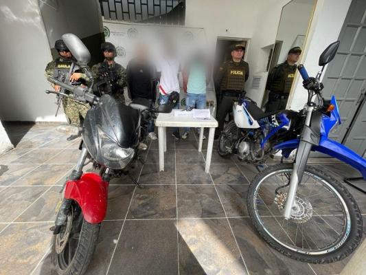 Capturados tres presuntos integrantes de un Grupo Armado Ilegal en el Meta con un arma de fuego y panfletos extorsivos