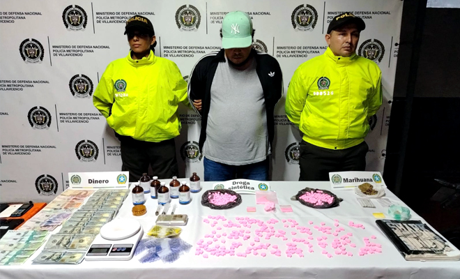 Fue sorprendido con 661 dosis de 2CB (TUSI), avaluadas en más de 23 millones de pesos entre otros elementos y sustancias para su dosificación. Durante la diligencia de registro y allanamiento a su lugar de residencia, los uniformados de la SIJIN hallaron catorce billetes de cien dólares falsos, los cuales iban a ser utilizados para hurtar a las personas mediante modalidad de "Paquete Chileno".