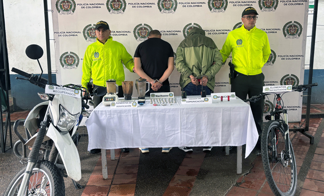 A través de dos diligencias de registro y allanamiento en el barrio Santa Fe, la Policía Nacional los sorprendió con una motocicleta entre otros elementos hurtados y varias dosis de sustancias estupefacientes.
